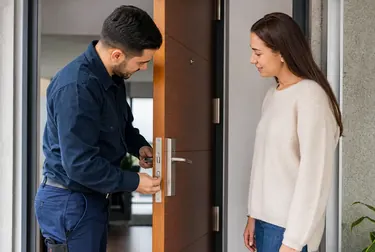 Chaveiro em Caraguatatuba abrindo uma porta com ferramentas específicas.